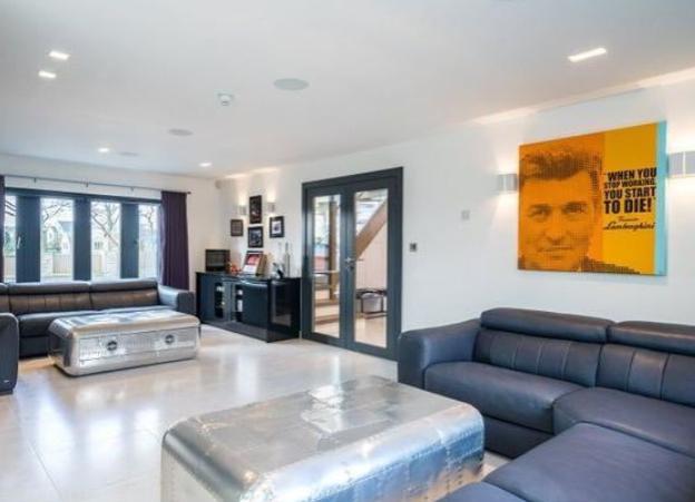 Another entertainment room.