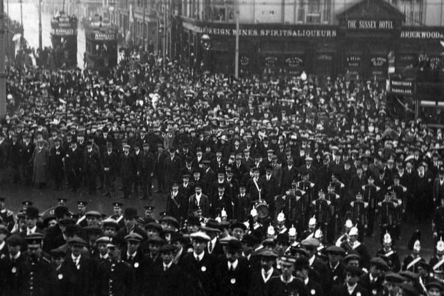 The Portsmouth territorials at a church parade in Town Hall Square. August 4,
1914.