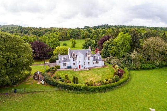 The property is situated on the south west edge of Linlithgow, and is suited to both equestrian and lifestyle buyers, with commuting links to both Edinburgh and Glasgow