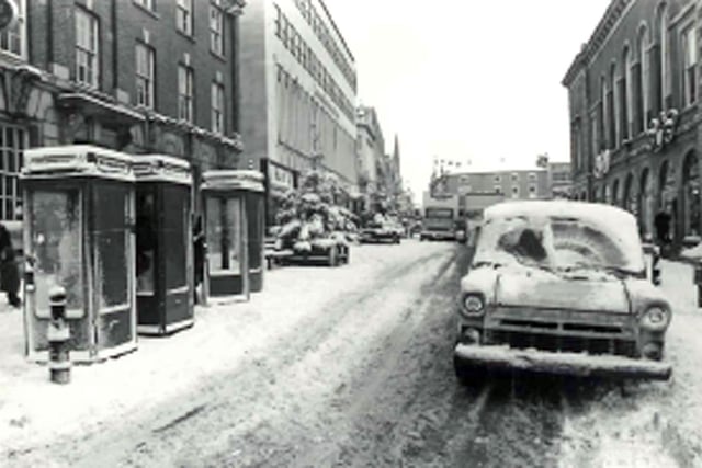 Snow covers the High Street outside the market hall in 1981. Chesterfield Retro photo from Chesterfield Library\Chesterfield Borough Council.