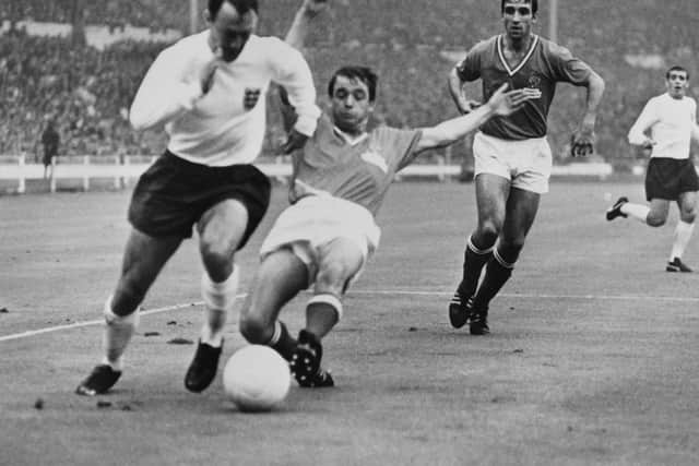 Jimmy Greaves (L) battles with French footballer Jacky Simon, during the match between France and England of the football World Cup, at the Wembley stadium. - The former England striker Jimmy Greaves has died aged 81, his former club Tottenham Hotspur announced on Sunday, September 19, 2021. (Photo by STRINGER / AFP) (Photo by STRINGER/AFP via Getty Images)