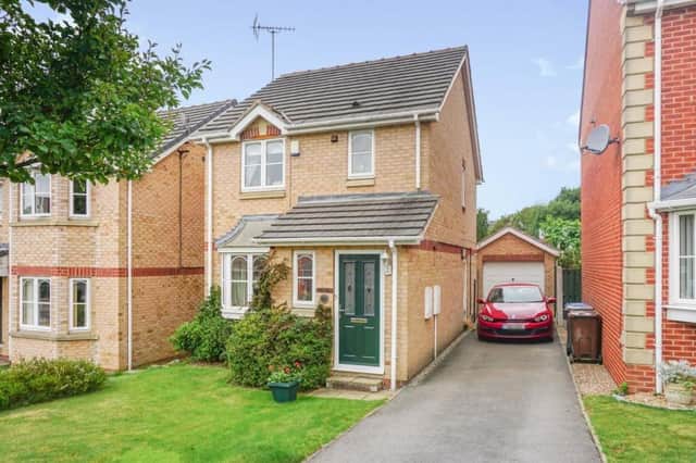 This property is in the Chapeltown area and comes with a large driveway. It is very close to lots of local places like supermarkets, restaurants and bars.

Photo: Rightmove