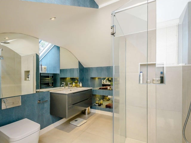 Principal bedroom en-suite.