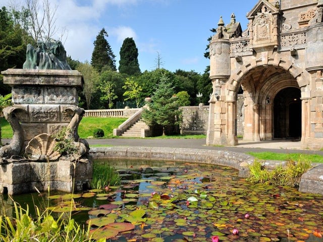 Turning circle and ornamental fountain.