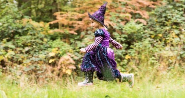 What:	 Witches & Warlocks Den Building, Sherwood Forest
Date:	 27th October, 2021
Times:	 10:30am-12pm and 2pm-3:30pm
Capacity: 15
Price:	£7.50 (£6 for RSPB Members)
Recommended for children aged six years and above.
All materials will be provided, and children are encouraged to wear gloves to protect their hands while building the den. 
Each child must be accompanied by an adult, who’ll get to take part for free.
To book: https://events.rspb.org.uk/events/8550