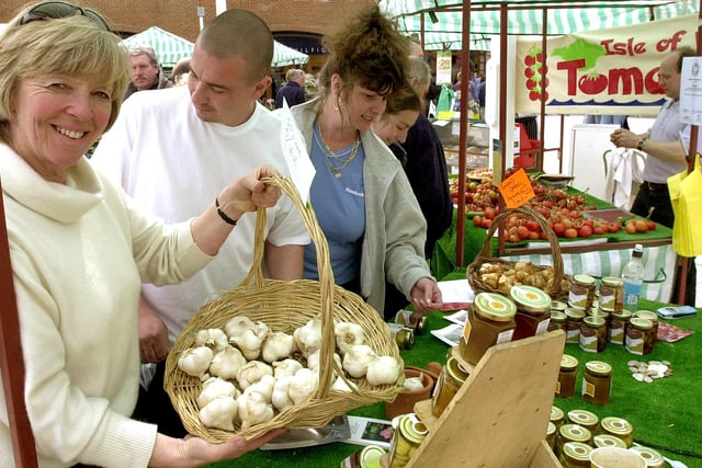 2001. Jenny Boswell (left) of the Garlic Farm at Newchurch IOW, one of the farmers's market traders at Gunwharf Quays, Old Portsmouth.
Picture: Michael Scaddan (012400-0042)
