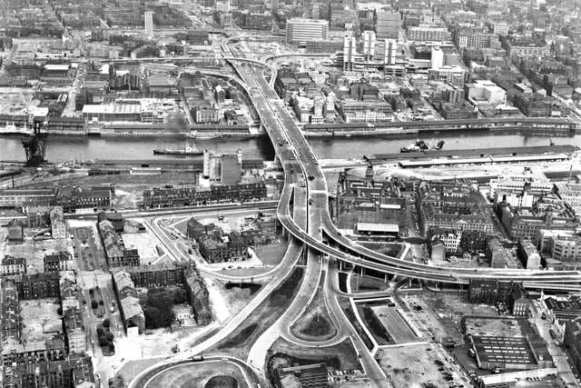 Constructed between 1965-72, the 2.7-mile-long route, which we now classify as part of the M8, traverses the northern districts of Townhead and St George’s Cross before darting south, carving a deep ravine through Charing Cross and Anderston then rising once more to cross the Clyde via the Kingston Bridge.