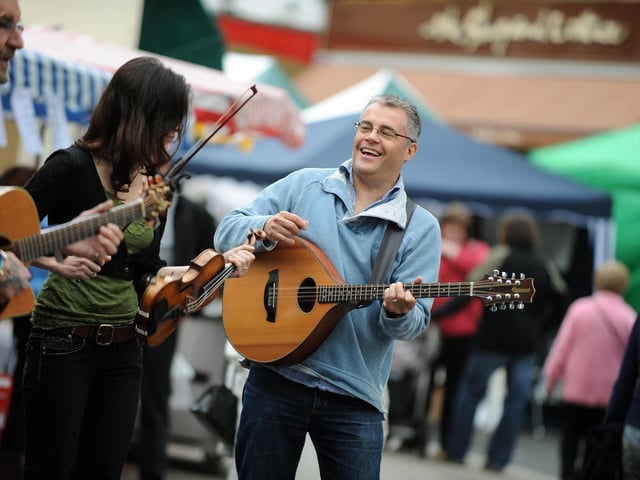 Southsea Food Festival 2008, crowds enjoy tasters and but local home grown produce. Mist on the Bog folk band entertain. Picture: Paul Jacobs 082241-2