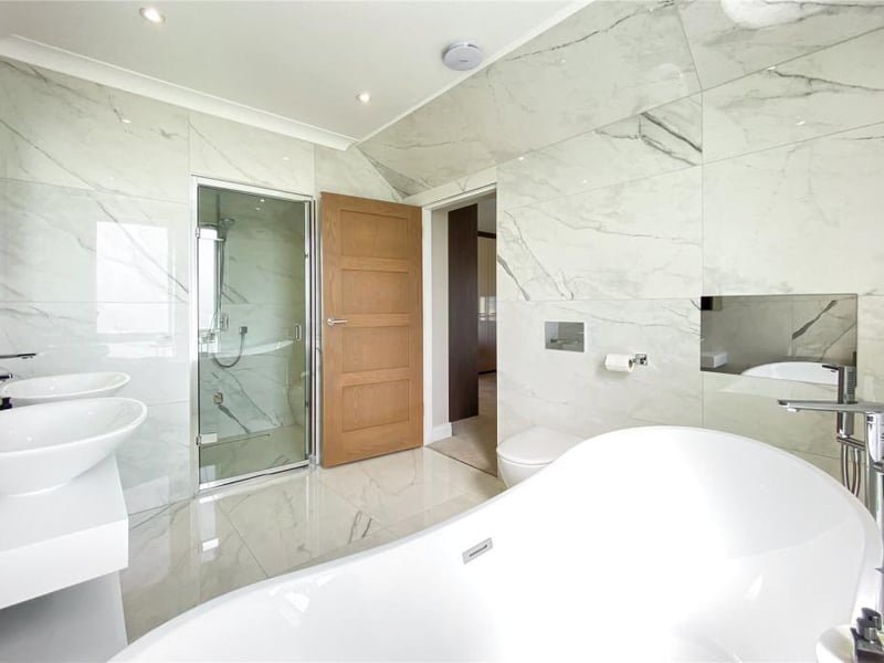 Principal bedroom en-suite.