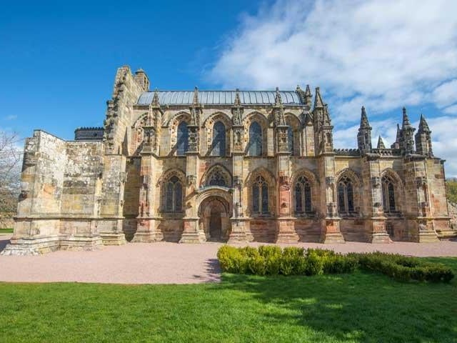 Linlithgow Palace featured in the Netflix sage, Outlaw King, following Robert the Bruce played by Chris Pine as he fights to regain control of Scotland after being made an outlaw by the King of England for taking the Scottish Crown.