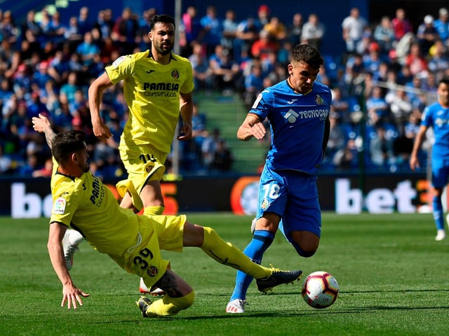 Norwich City have completed the loan signing of Villareal defender Xavi Quintilla. The ex-Barcelona starlet made 23 appearances for the Spanish side in all competitions last season. (BBC Sport)