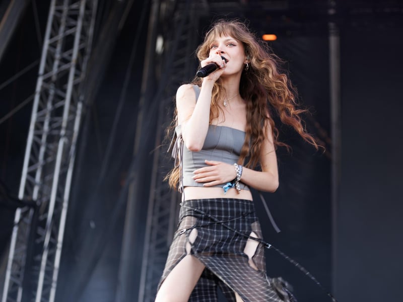 Despite having just one album under her belt, Holly Humberstone surged to a wealth of over £4 million by maximizing her touring and album opportunities. Her earnings stem from the success of her 2023 album, Paint My Bedroom Black, which was greatly enhanced by lucrative high-profile support gigs, most notably playing to 90,000 Swifties while opening for Taylor Swift on the Eras tour.