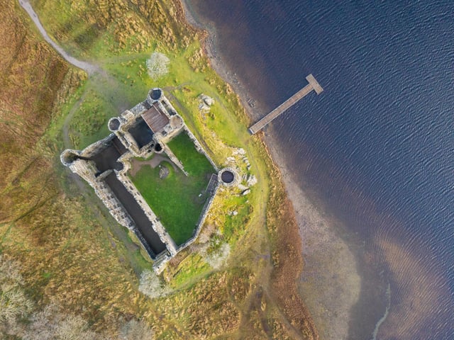 By the end of the 18th century the castle was leased by fishermen to salt and preserve fish.