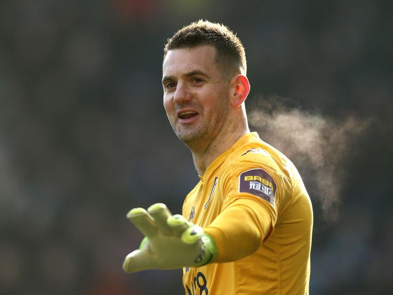 Former England goalkeeper Paul Robinson would “love” to see Leeds sign Aston Villa goalkeeper Tom Heaton this summer, believing he’d have a good chance of establishing himself as the club’s number one. (Football Insider)