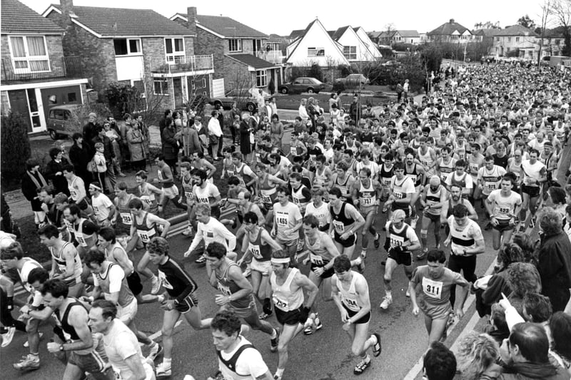 Gosport Half Marathon down Gomer Lane on November 23, 1987. The News PP3744