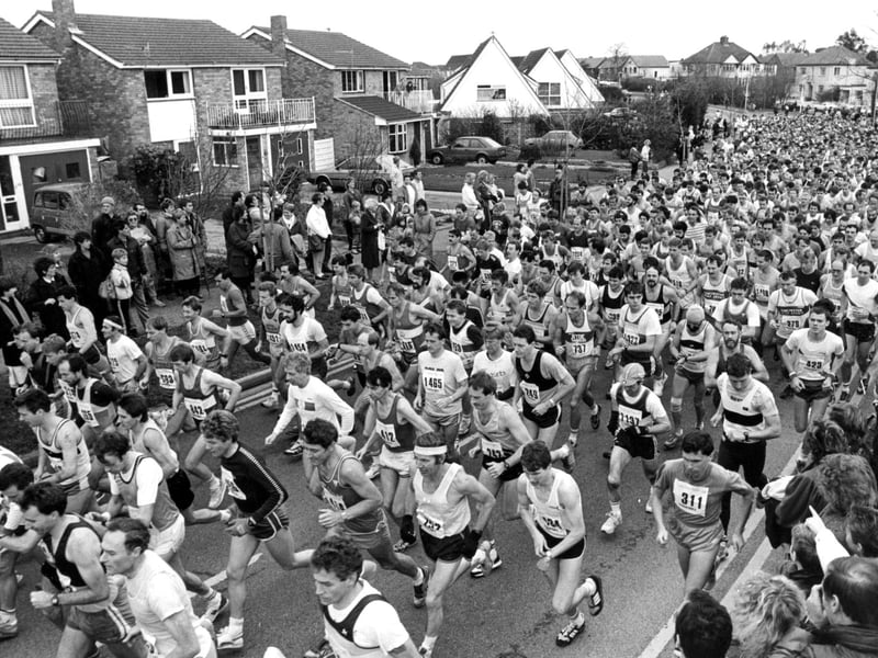 Gosport Half Marathon down Gomer Lane on November 23, 1987. The News PP3744