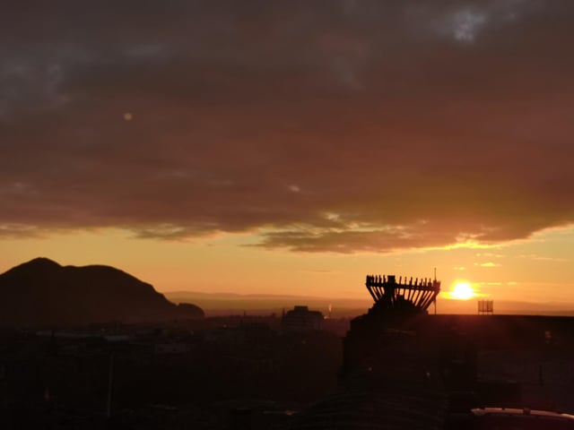 A dramatic sunrise fits well with the historic castle views (photo: @mionloch).