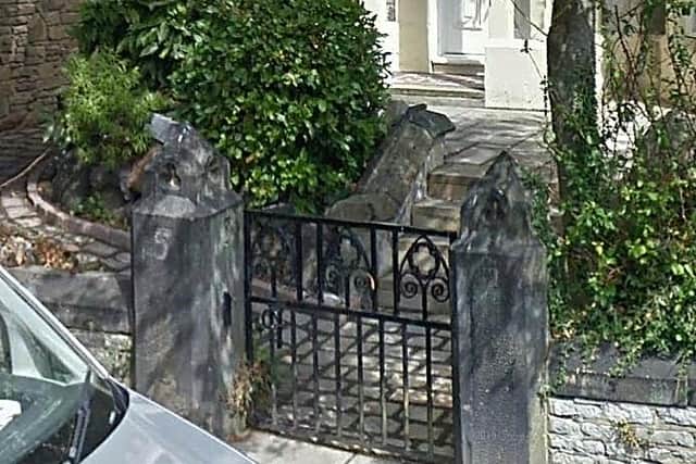 Where is this?
Clue picture of the gateposts of No 5 Glen Road.
