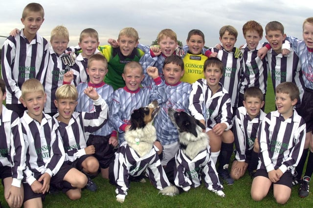 Brampton Under 10's . Members of the Brampton Under 10'sa Football team with Border Collie mascots Blades and Quinns