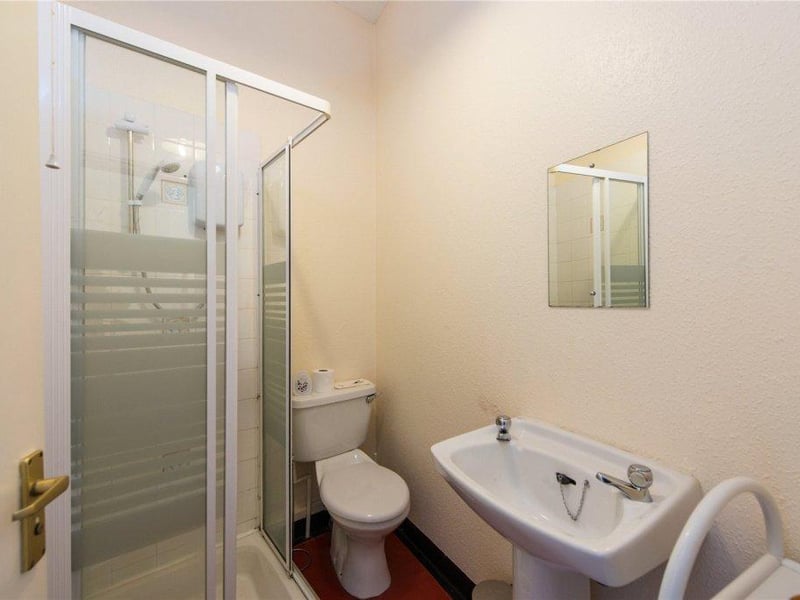 Shower room.