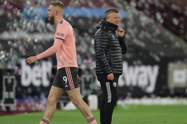 Chris Wilder manager of Sheffield United looks on as Oli McBurnie walks off at the London Stadium: David Klein/Sportimage