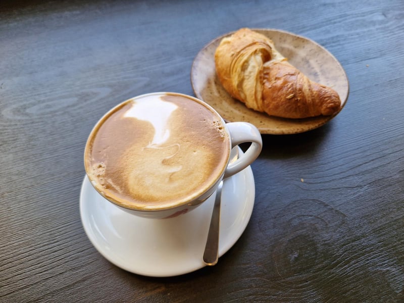 A very well made flat white coffee in La Bottega.