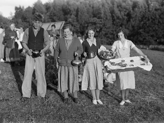 Much-needed refreshments are served to the workers, August 1933. Perth Museum and Art Gallery, D Wilson Laing Collection. Copyright Perth & Kinross Council