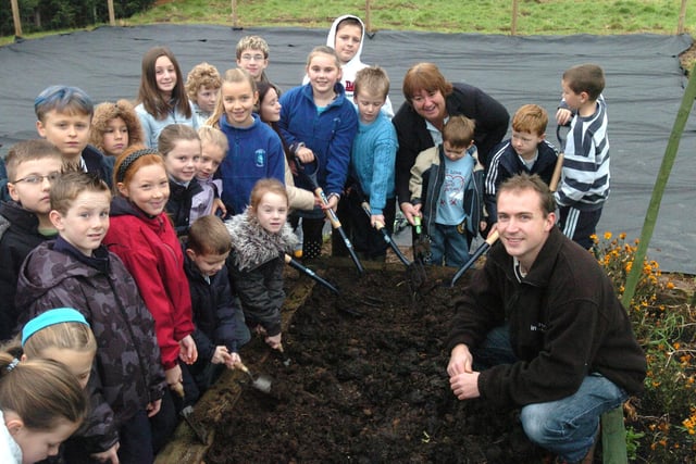 Woodsetts Primary school pupils with garden designer Lee Bestall, as they work in the school garden in 2006