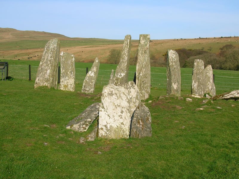 A mini-Callanish of standing stones around a burial cairn on very human scale and in a serene setting with another site (with chambered tomb) 150m up the farm track. Excellent view – sit and contemplate what went on 4,000–6,000 years ago. I have it on good authority that this is a great place to watch the sunrise over the Solway Firth.