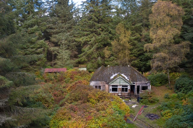 On the island is a derelict Colonial style timber bungalow that dates back to the 1920s, reportedly built by a retired tea merchant. The island has planning consent to replace this house with a lodge, boathouse and pier