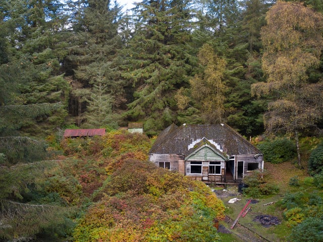 On the island is a derelict Colonial style timber bungalow that dates back to the 1920s, reportedly built by a retired tea merchant. The island has planning consent to replace this house with a lodge, boathouse and pier