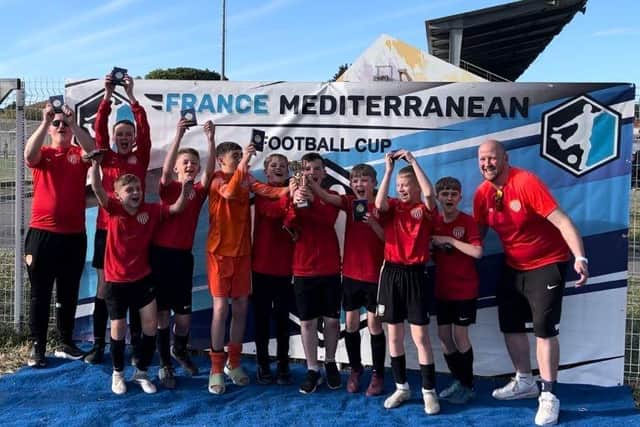 The under-12 squad celebrate a terrific top-10 finish at the French Mediterranean Cup. Photo credit : Jonathan Boquillon