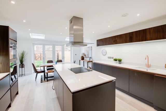 This 3-bedroom, new-build townhouse is up for £575,000. View it here: https://bit.ly/2Lx2wvP