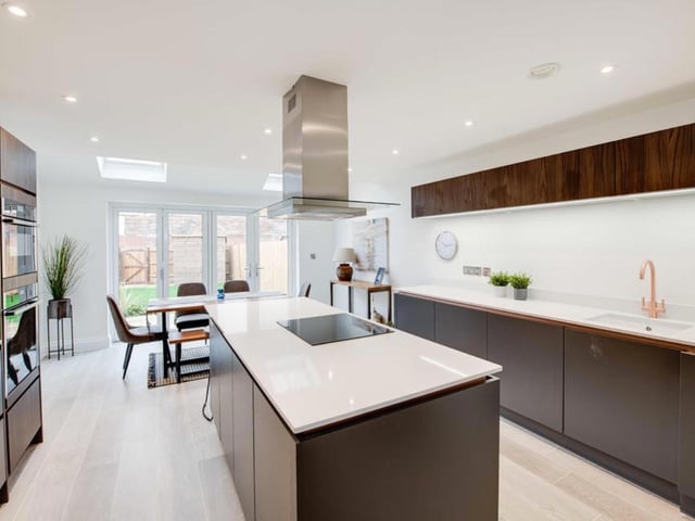 This 3-bedroom, new-build townhouse is up for £575,000. View it here: https://bit.ly/2Lx2wvP