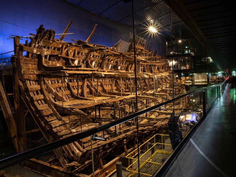 During a confrontation with the French fleet, Henry VIII’s warship Mary Rose sank just off Portsmouth in a freak event caused by a combination of a sharp turn, a gust of wind catching the sails, and possible human error in leaving gunports open. The wreck of the Mary Rose was initially located in 1971 and then as recovered in 1982 with special treatments carried out to preserve what was left of the timbers. Today this forms the centrepiece of its own museum at Portsmouth Historic Dockyard.