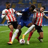 LONDON, ENGLAND - NOVEMBER 07: Tammy Abraham of Chelsea is challenged by Max Lowe of Sheffield United and John Egan of Sheffield United  during the Premier League match between Chelsea and Sheffield United at Stamford Bridge on November 07, 2020 in London, England. Sporting stadiums around the UK remain under strict restrictions due to the Coronavirus Pandemic as Government social distancing laws prohibit fans inside venues resulting in games being played behind closed doors. (Photo by Mike Hewitt/Getty Images)