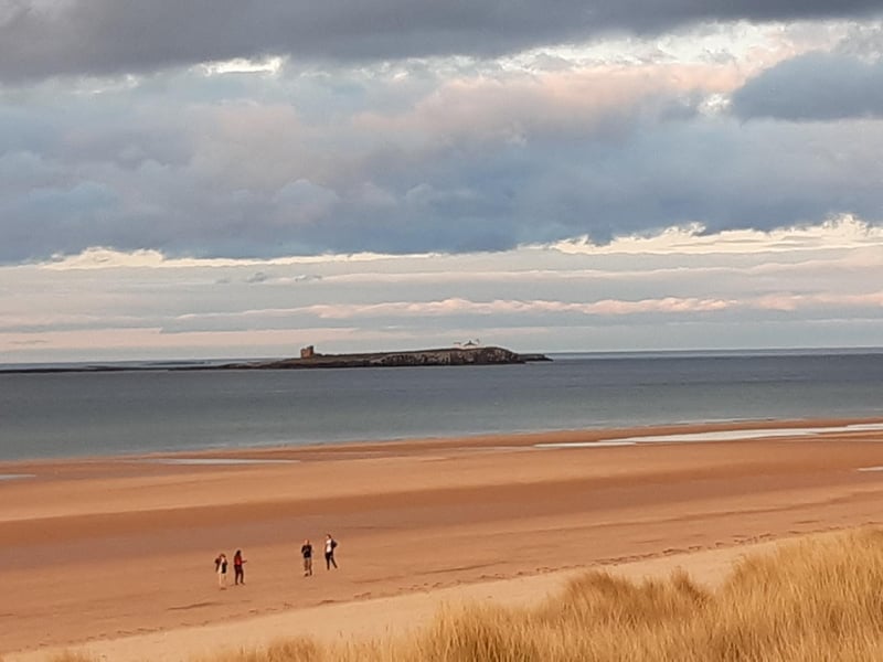 A visit to Bamburgh Beach is like stepping into a postcard, earning an outstanding score of 8.98/10. With the dramatic, fairytale-like Bamburgh Castle looming majestically over the golden sands, this beach is one of the UK’s most iconic coastal sights. The vast shoreline is perfect for a bracing walk, offering breath-taking views and an incredible sense of history.