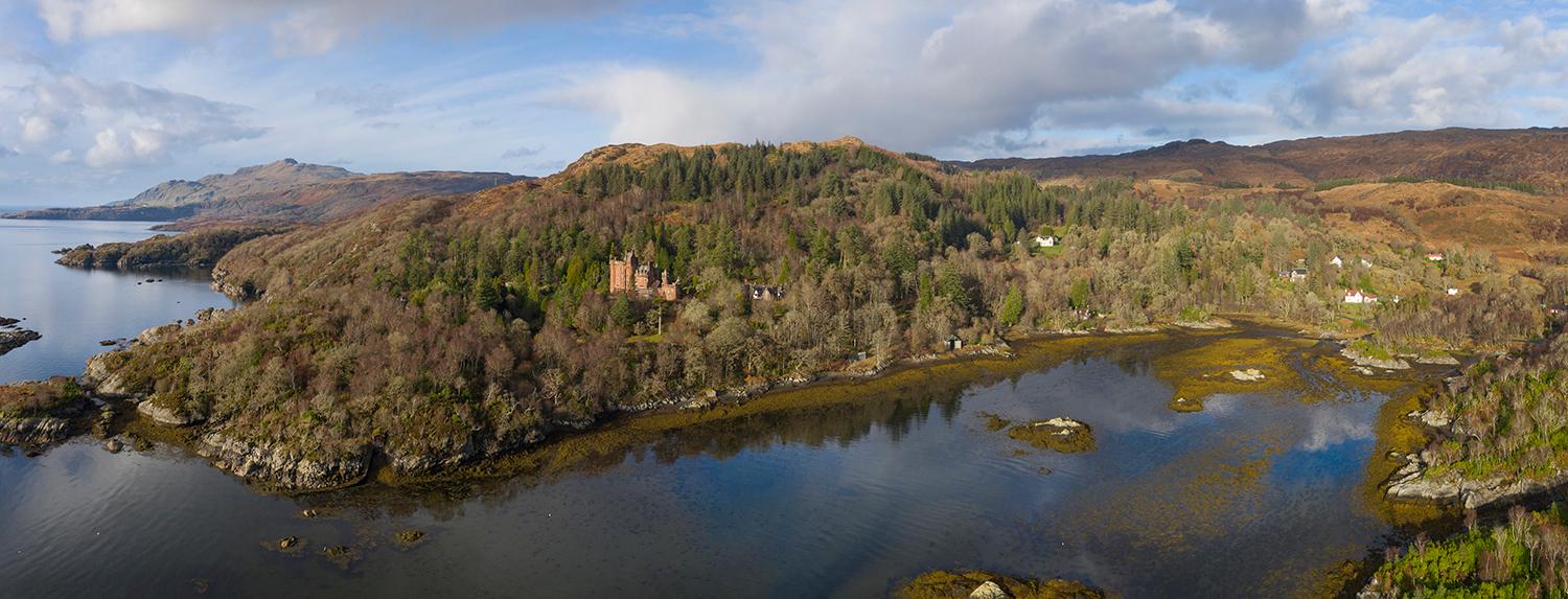 Dale Cottage is a traditional stone-built house situated in an enviable south-facing position on the shores of Glenborrodale Bay on the Ardnamurchan peninsula