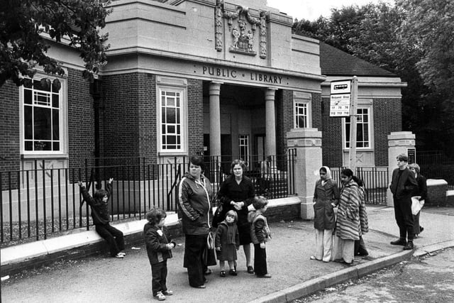 Children and parents visit the Firth Park library in 1980