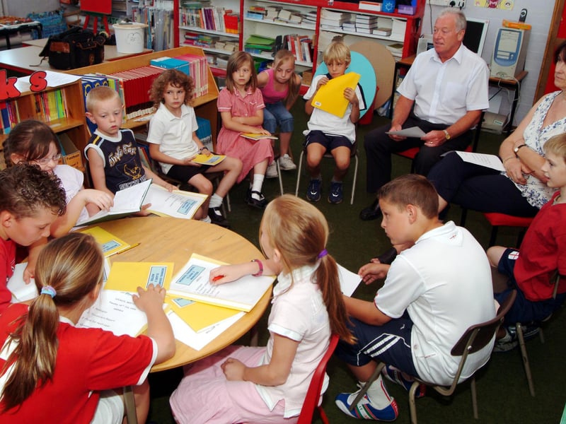 Mansfield mayor Tony Egginton meets members of Birklands School Council.