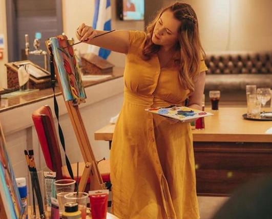 Doncaster artist Rebecca Wright is hosting pub painting sessions this month. Photo by @david8photography