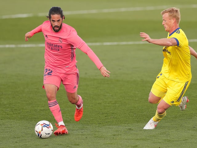 Real Madrid attacker Isco is keen to link up with ex-boss Carlo Ancelotti and former team-mate James Rodriguez at Everton. (Mirror)