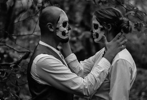 Photographer @joeposkittphotography held a spooky photo shoot in the woods to celebrate Halloween.