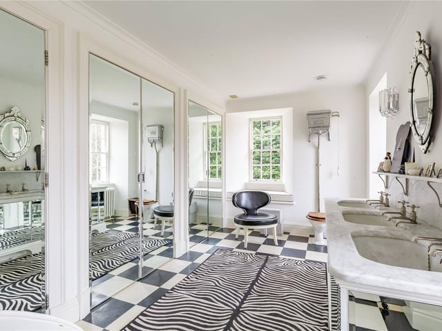 Master bedroom en-suite.