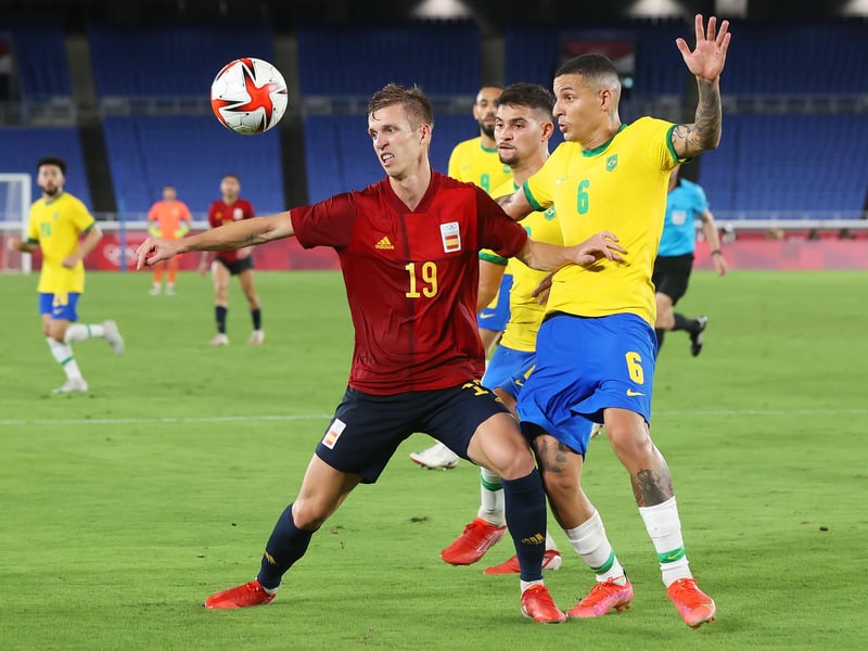 Manchester United are looking into signing Spanish midfielder Dani Olmo from RB Leipzig. However, the German club have valued the 23-year old at €60million and Barcelona, Juventus and Bayern Munich are all also monitoring the situation (The Mail).