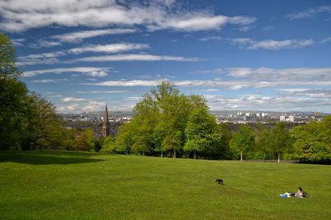 Queen’s Park boasts one of the city’s finest views. Circled by the trendy local neighbourhoods of Shawlands and Battlefield, the park also features the Scottish Poetry Rose Garden, an amphitheatre, which hosts various events, a play park and a large boating pond.