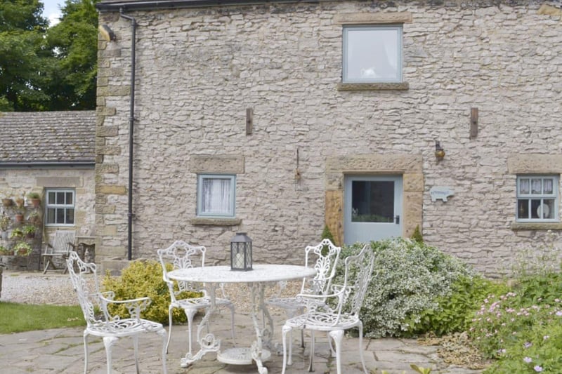 Pippinwell, at Over Haddon near Bakewell, is another family-friendly property. It sleeps eight, and all the bedrooms are en suite for added luxury. (https://www.cottages.com/cottages/pippinwell-uk4054)