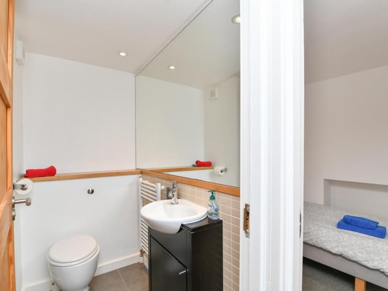 Shower room.