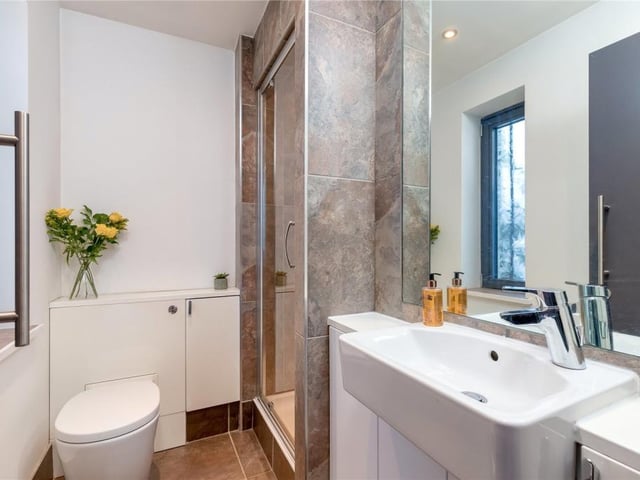 Shower room.