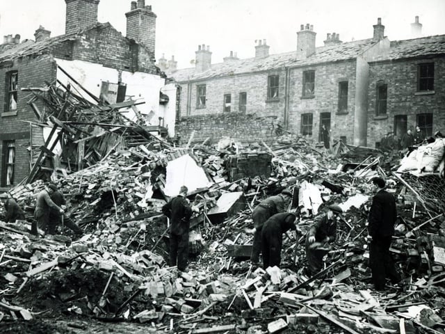 Sheffield Blitz December 1940
Blitz scenes and homeless familes in Scott Road and Grimesthorpe Road